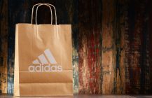 La caja de zapatos de Adidas que en realidad se vende como bolsa