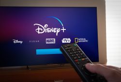 Con esta plataforma puedes pagar menos en Disney+ o Spotify